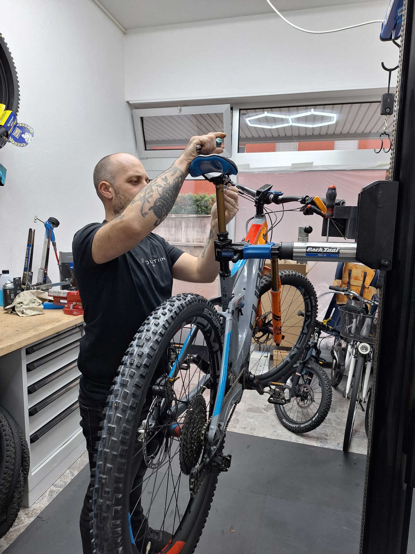 Regolazione precisa di un'e-bike in officina